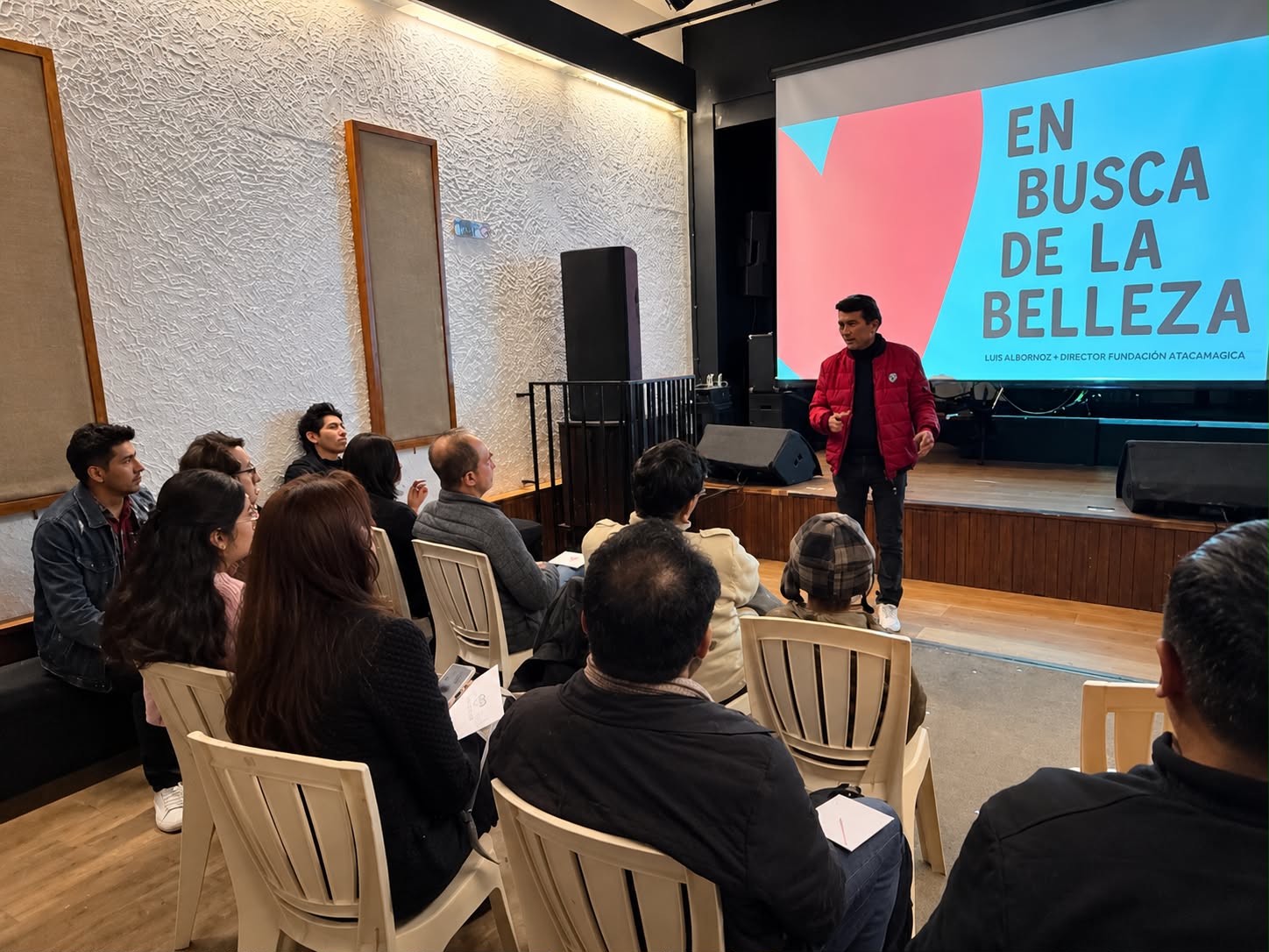 Luis Albornoz presents En busca de la belleza during his first visit to Academia Boliviana de Magia