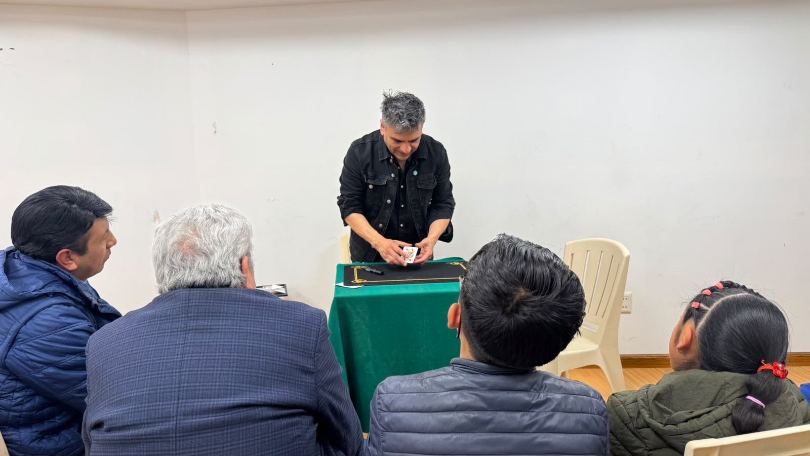 Exchanging illusionism at Academia Boliviana de Magia