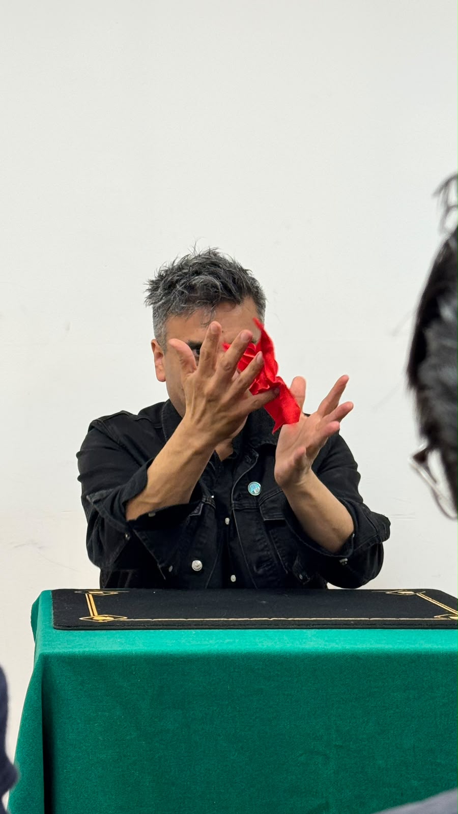 Exchanging illusionism at Academia Boliviana de Magia