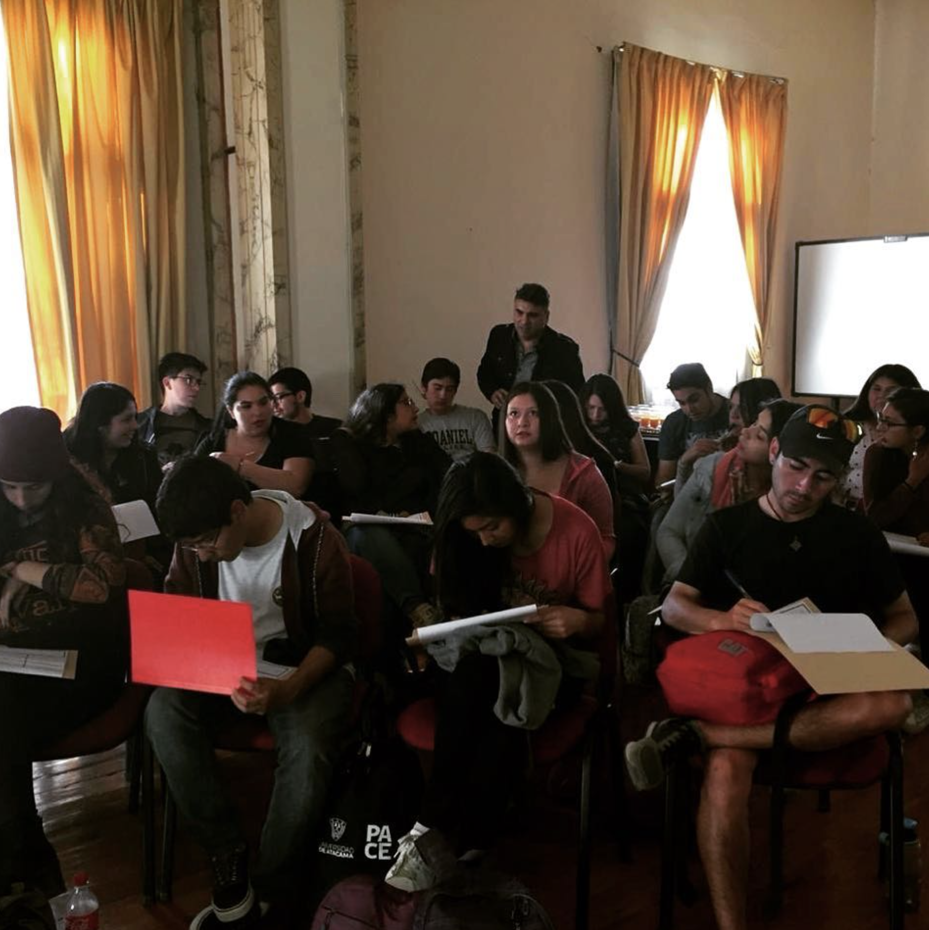 Workshop participants for effective Alrededor del fuego presentations at Atacama University