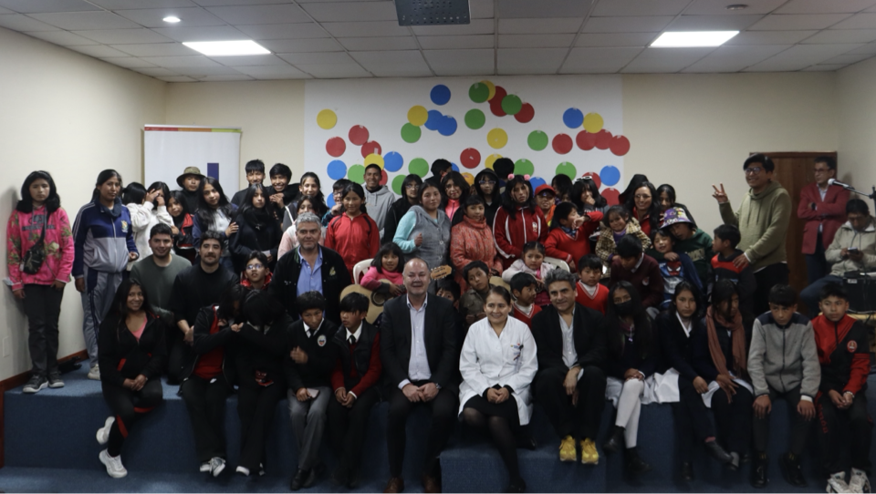 Girls, children and equipment participating in the intervention at Arco Iris Hospital
