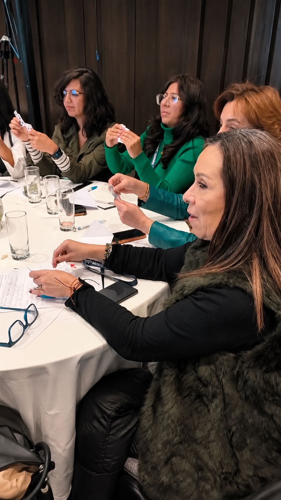 Participantes de InnovaImpacto Bolivia durante un ejercicio práctico