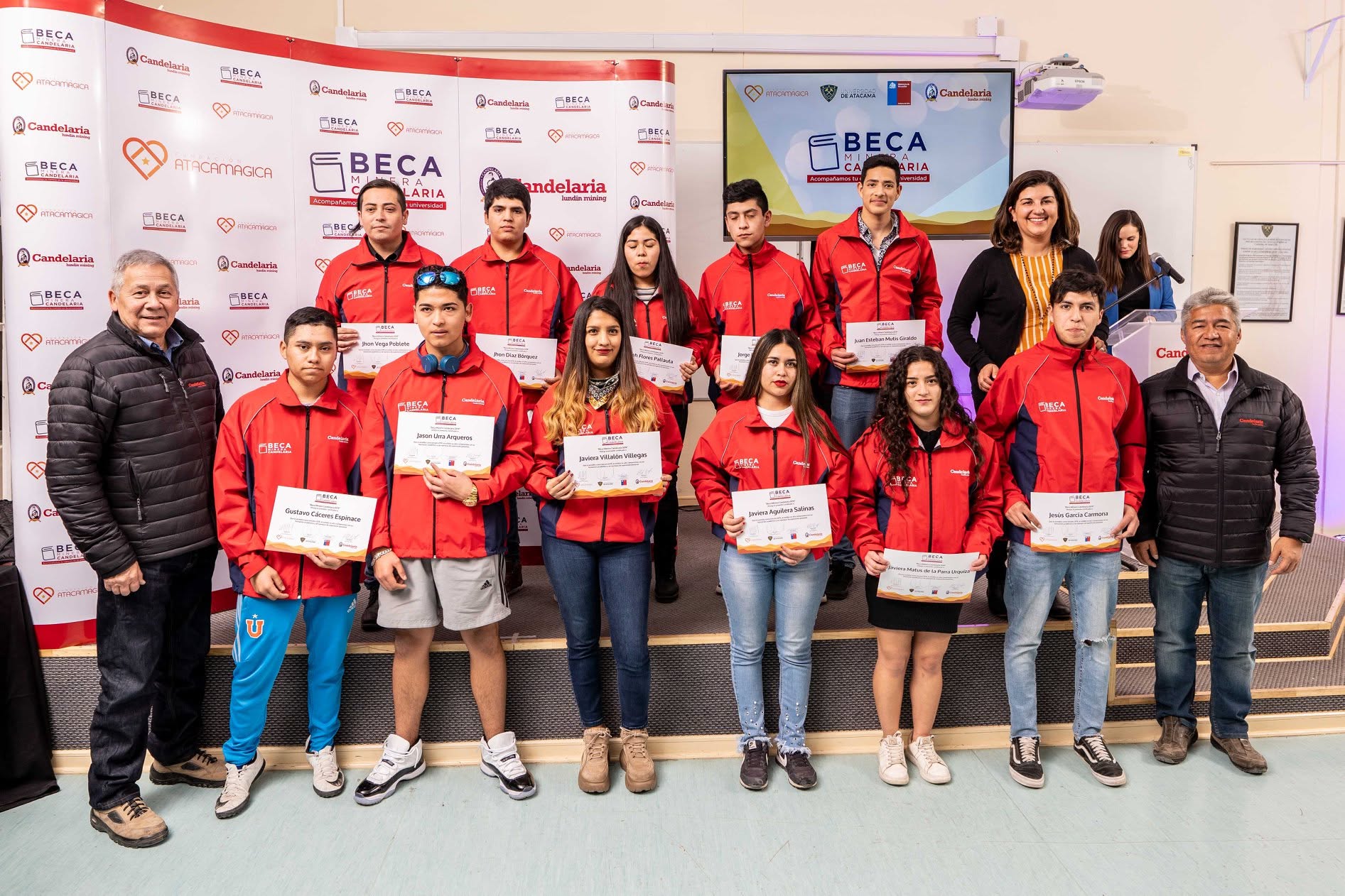 Grupo de estudiantes durante una ceremonia del Programa de Becas Minera Candelaria