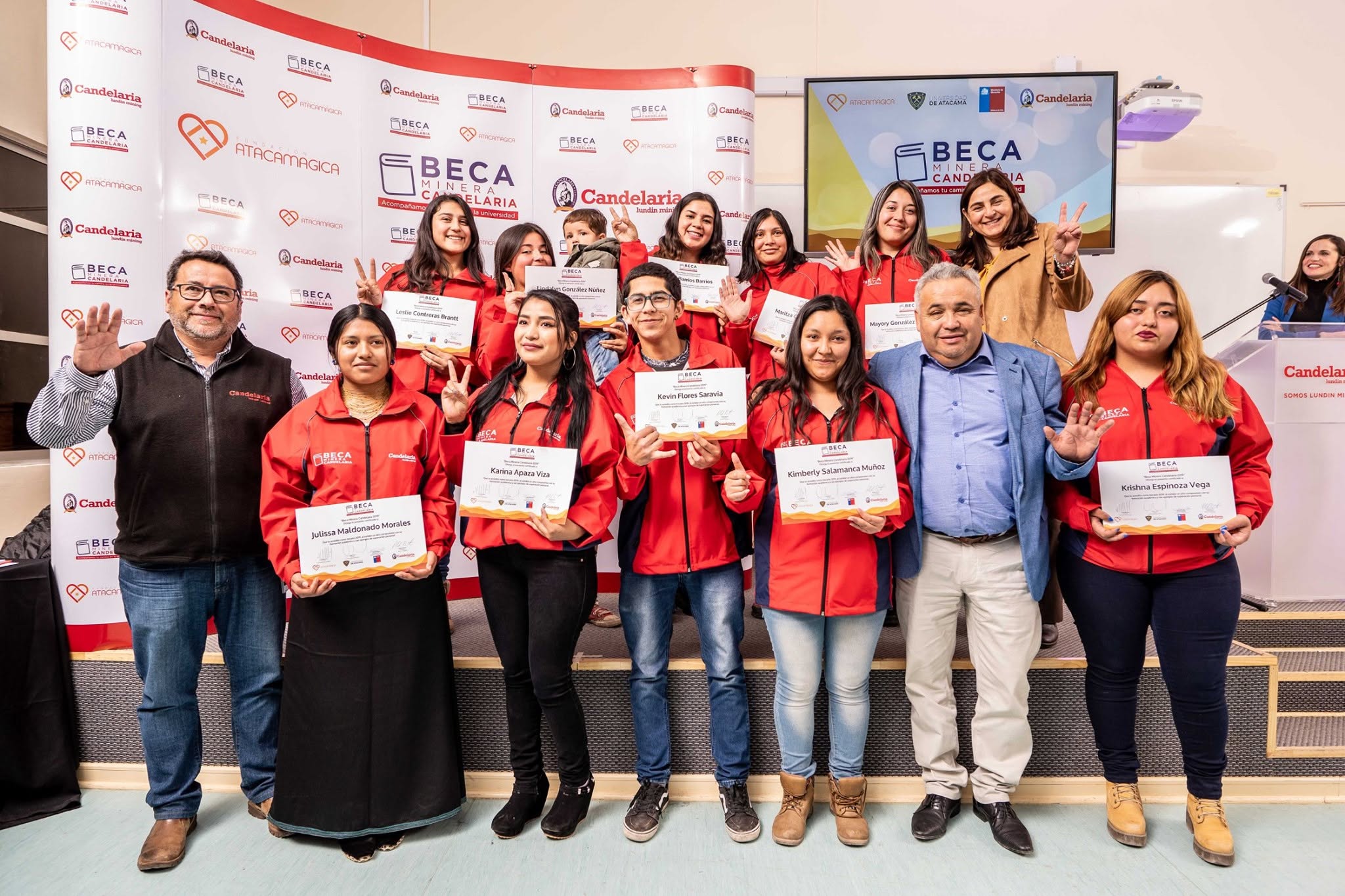 Estudiantes y equipo del Programa de Becas Minera Candelaria