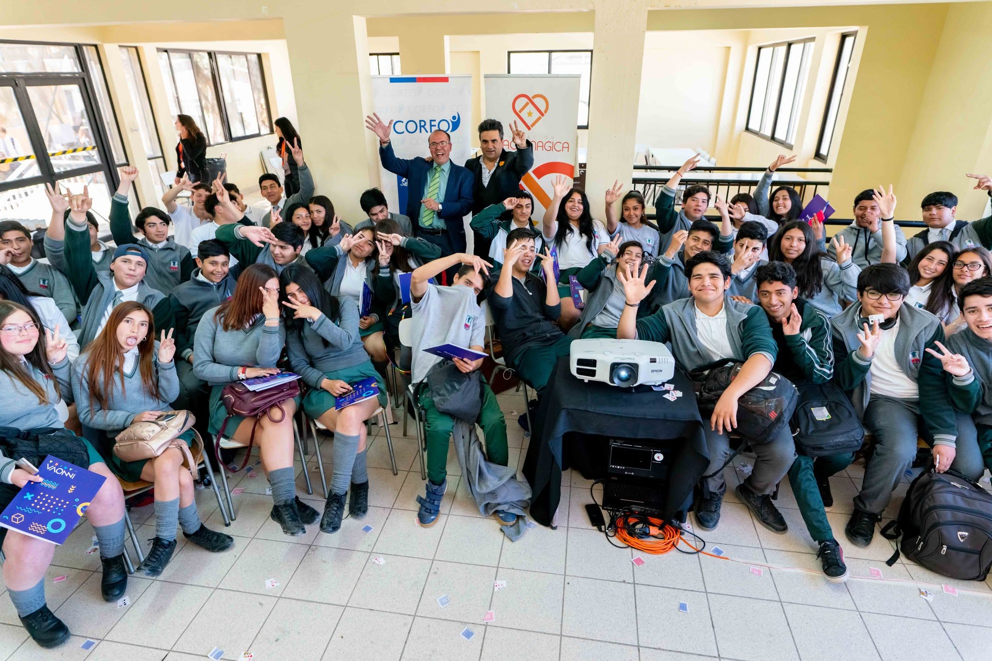 A group of students and teachers at an activity of Innovamagica