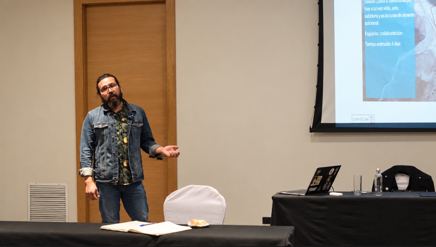 Participant exposes his ideas during Alrededor del fuego