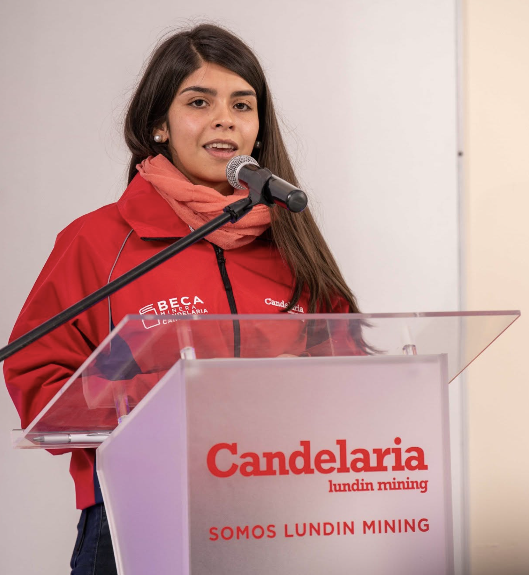 Programa de Becas Minera Candelaria student at a ceremony