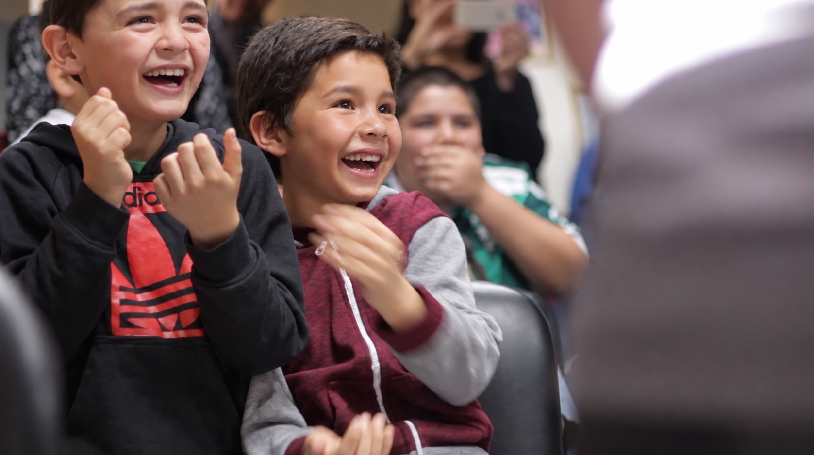 Niños reaccionan con asombro durante una actividad de ilusionismo