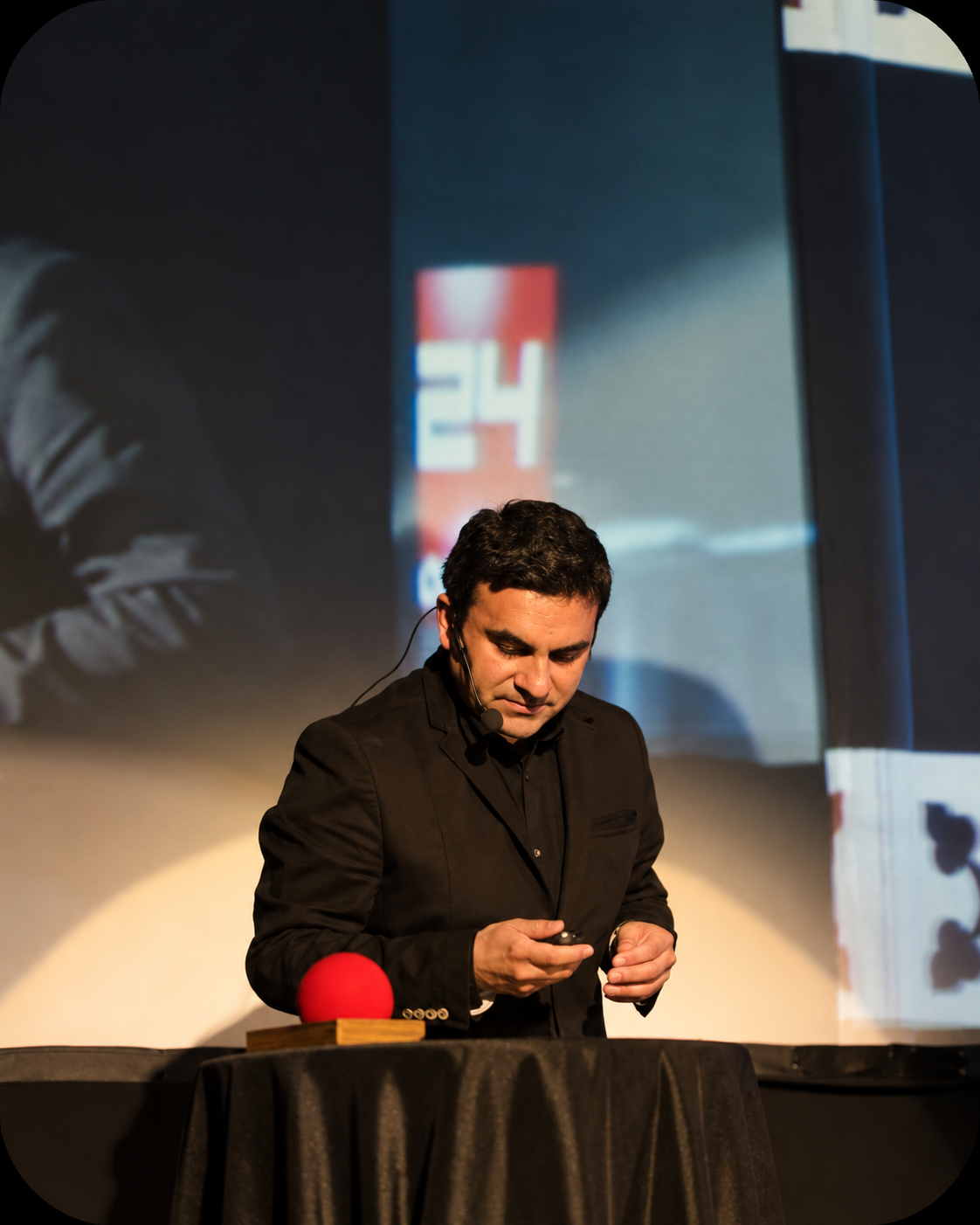 Luis Albornoz presents the conference En busca de la belleza