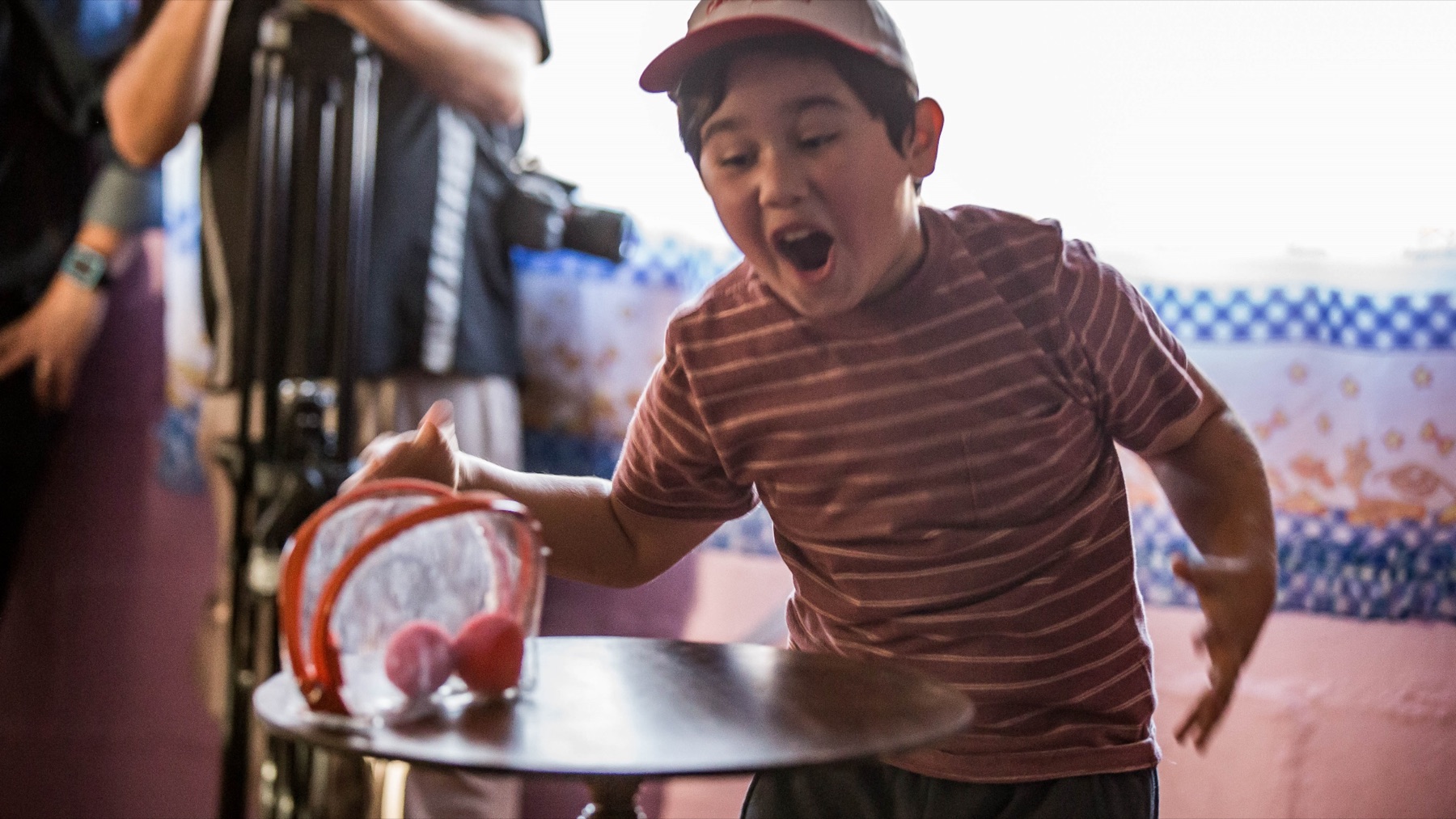 Niño reacciona con asombro a un efecto de magia