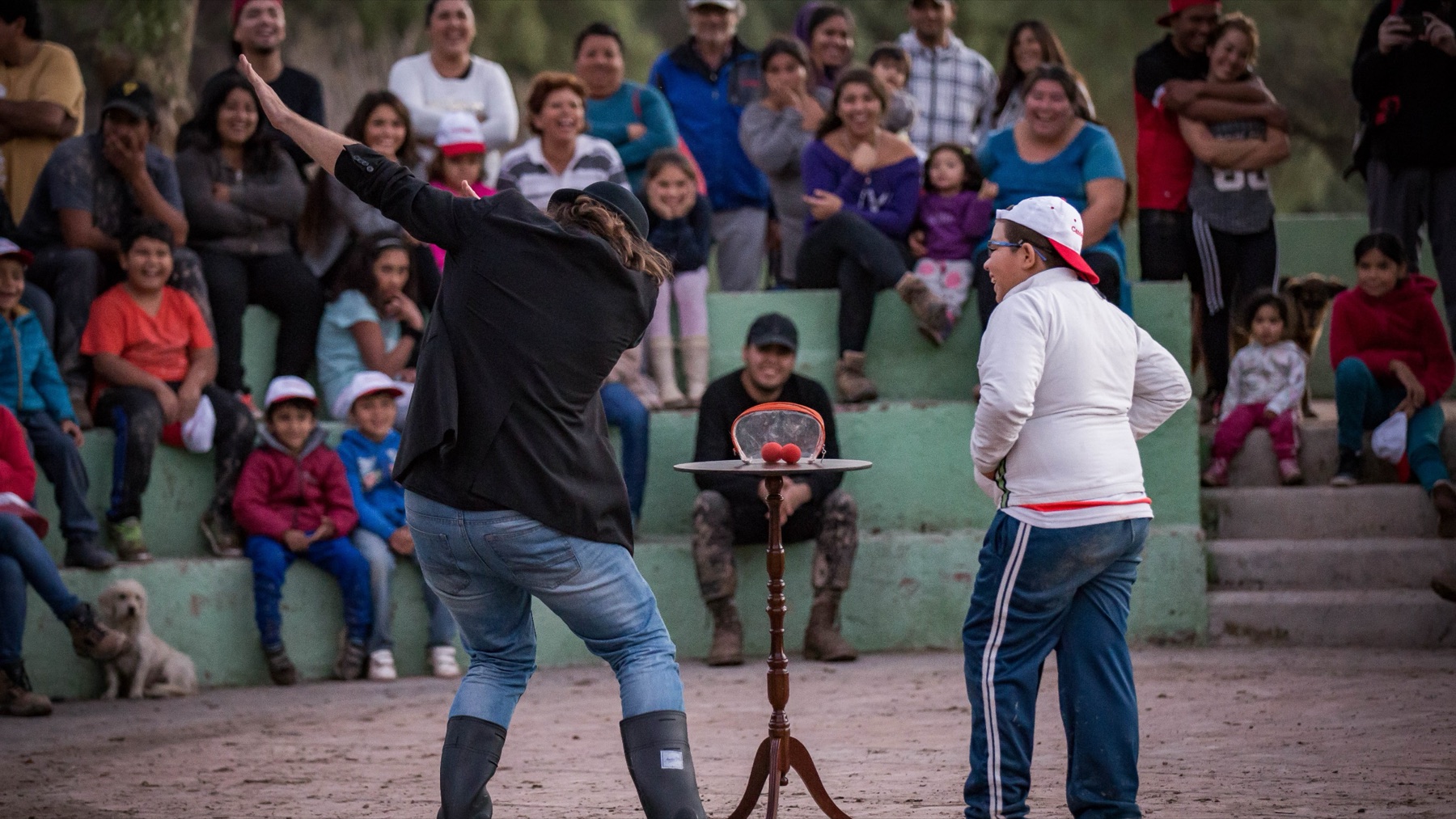 Artista y público comparten una función al aire libre