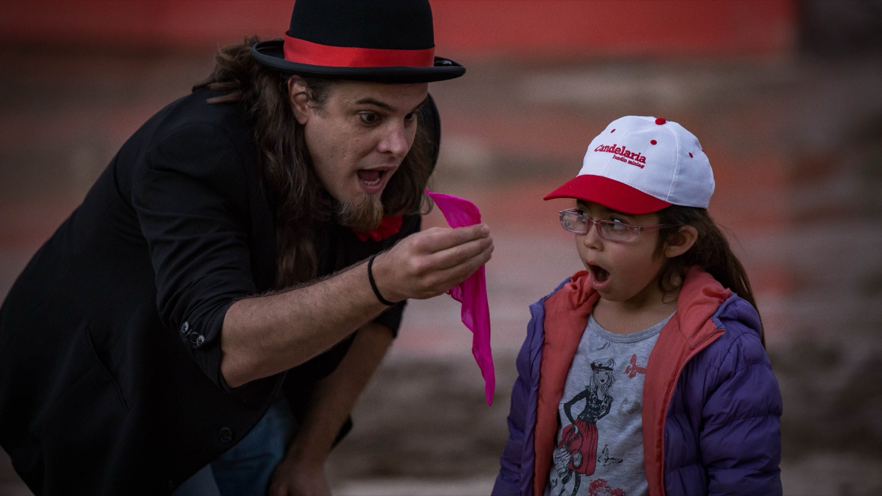 Artista sorprende a una niña en una función comunitaria
