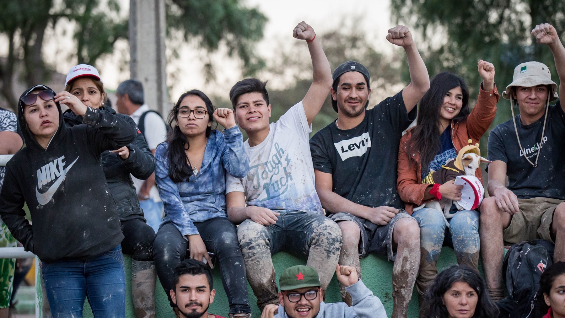 Grupo de jóvenes y vecinos con rastros de barro después del aluvión