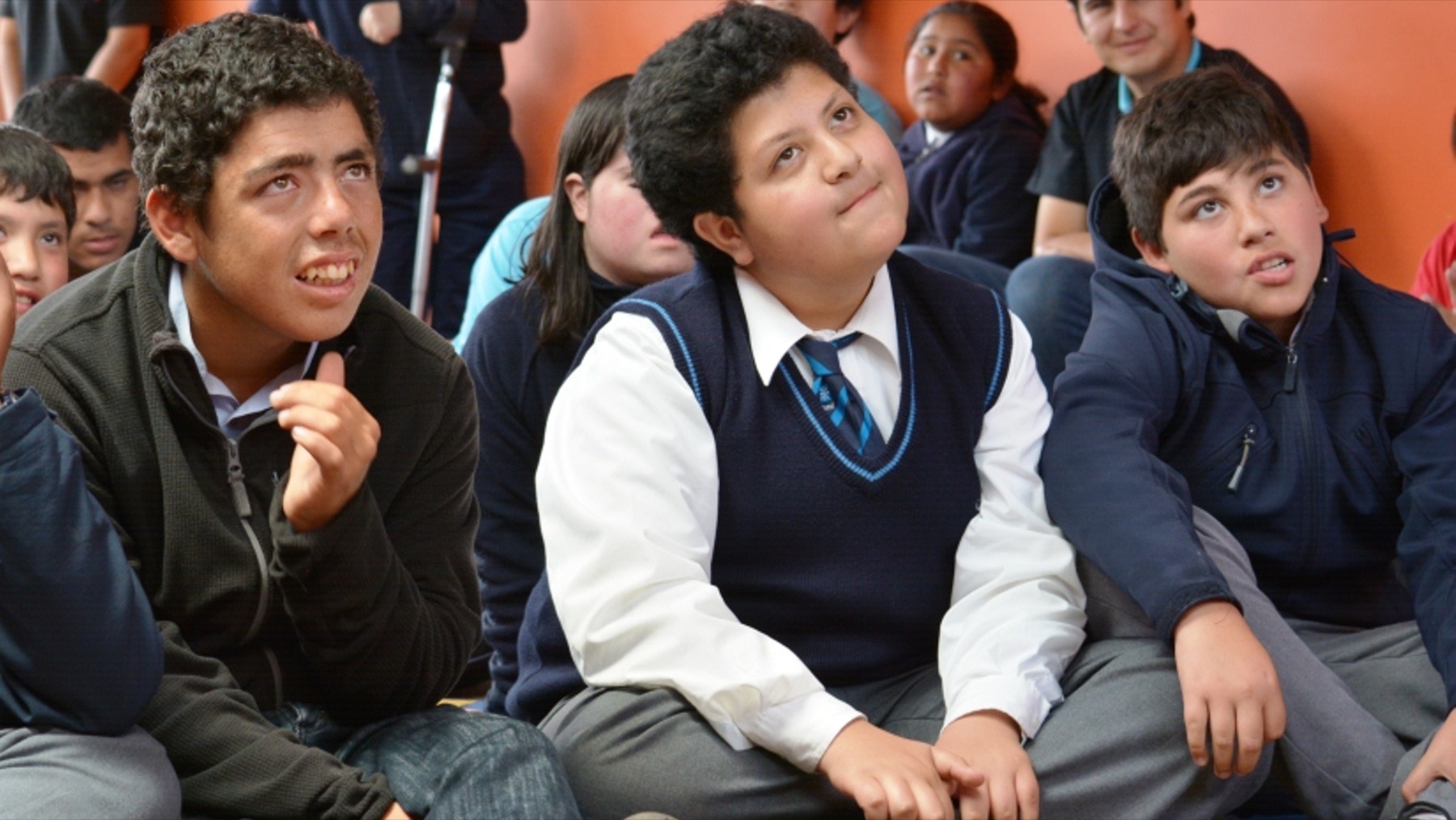 Estudiantes observan una presentación de ilusionismo