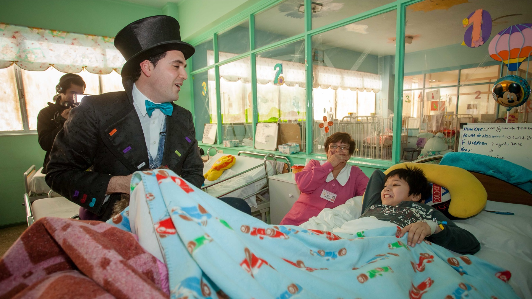 Artista visita una unidad pediátrica con una presentación de magia