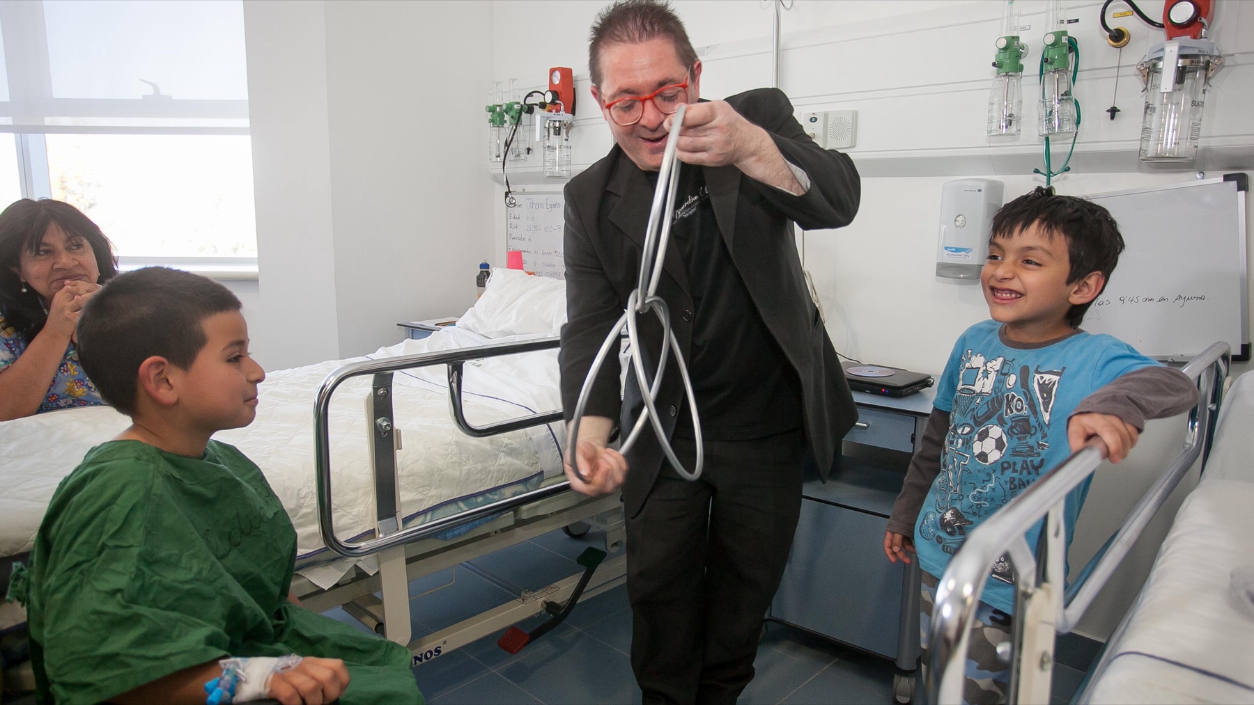 Artista realiza un efecto de magia ante niñas y niños en el hospital