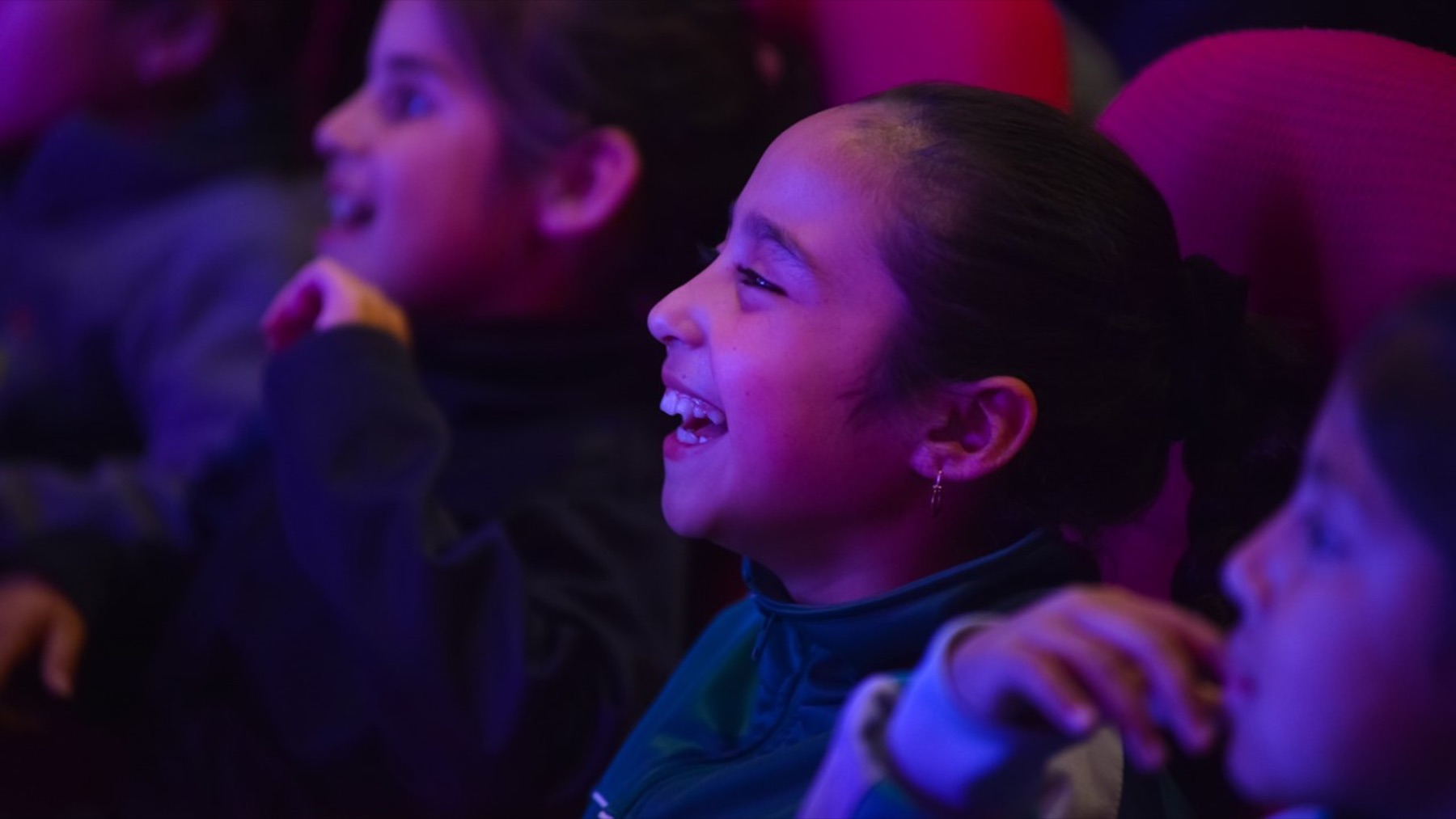 Niña sonríe durante una función del festival