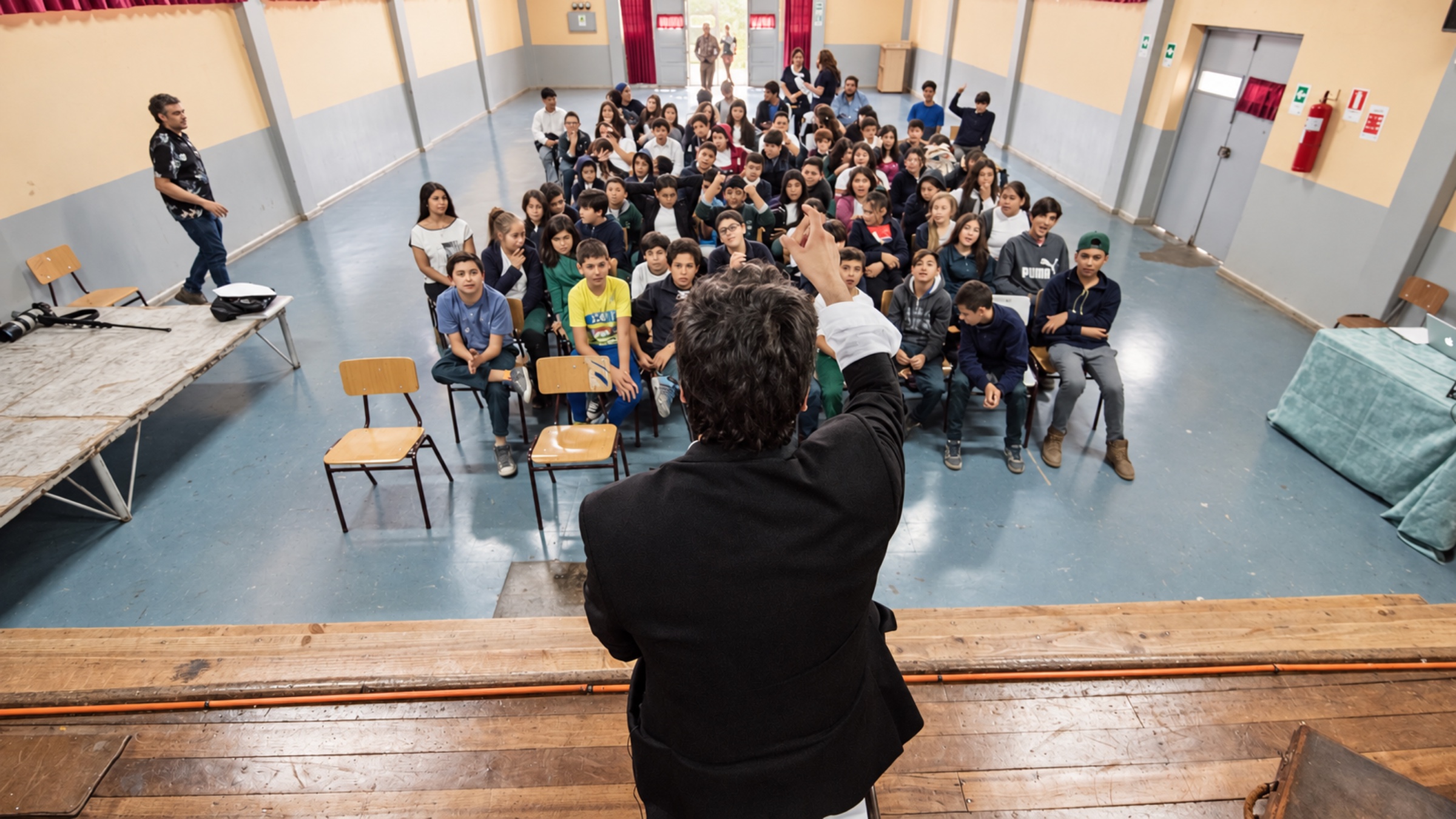 Luis Albornoz conduce una actividad frente a estudiantes