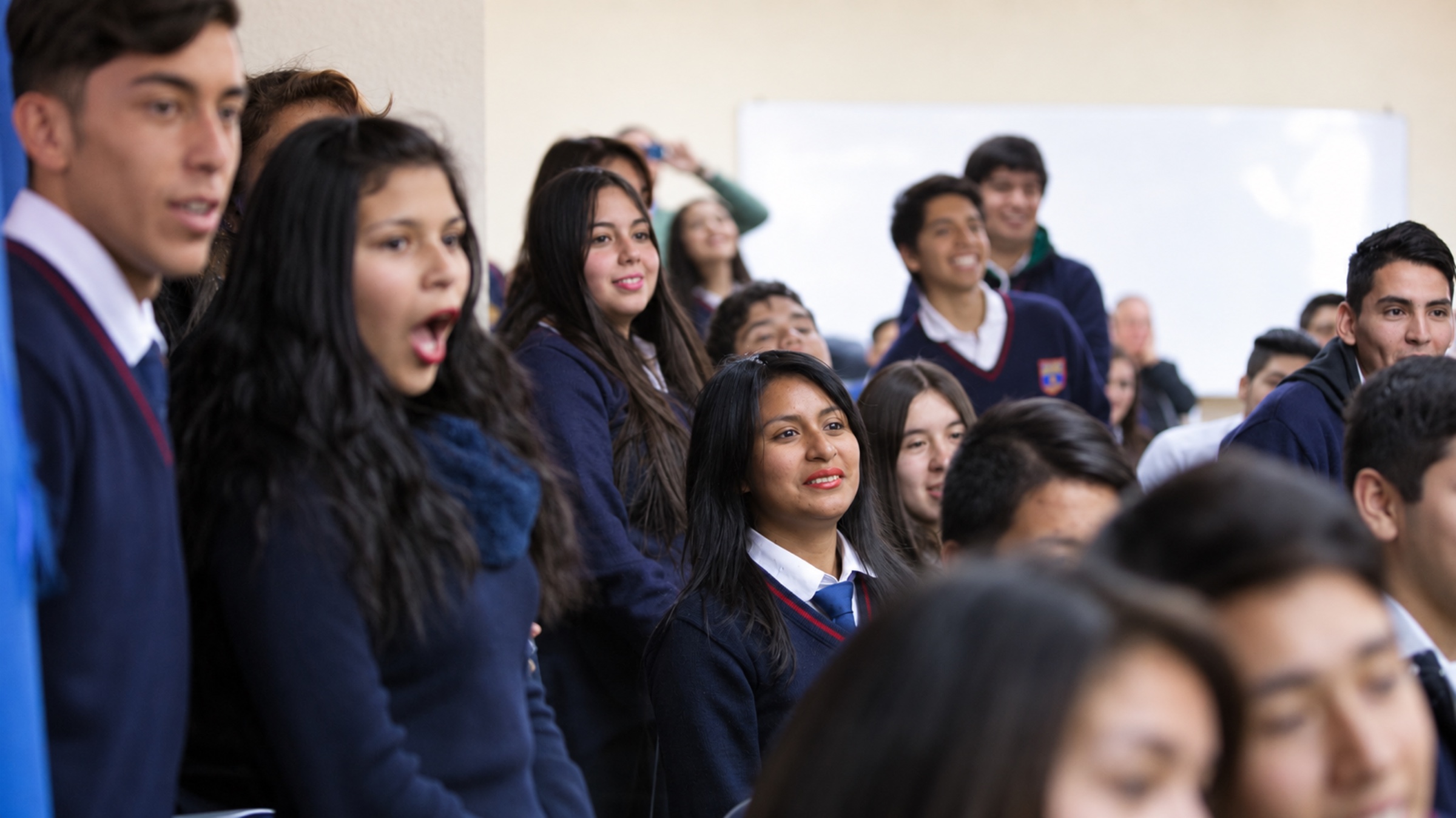 Estudiantes observan una actividad de Imaginno