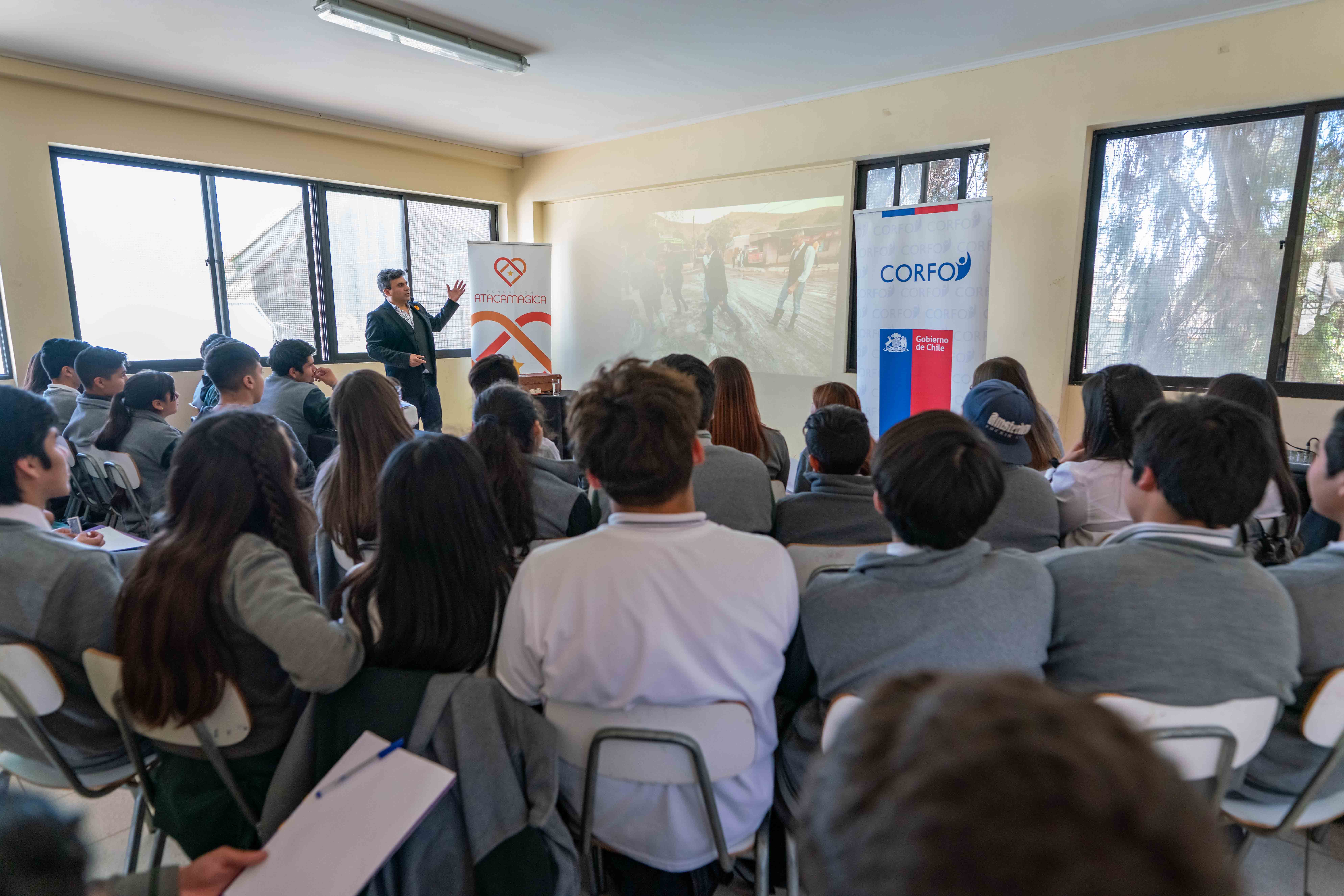 Luis Albornoz introduces Innovamagica to students at Copiapó