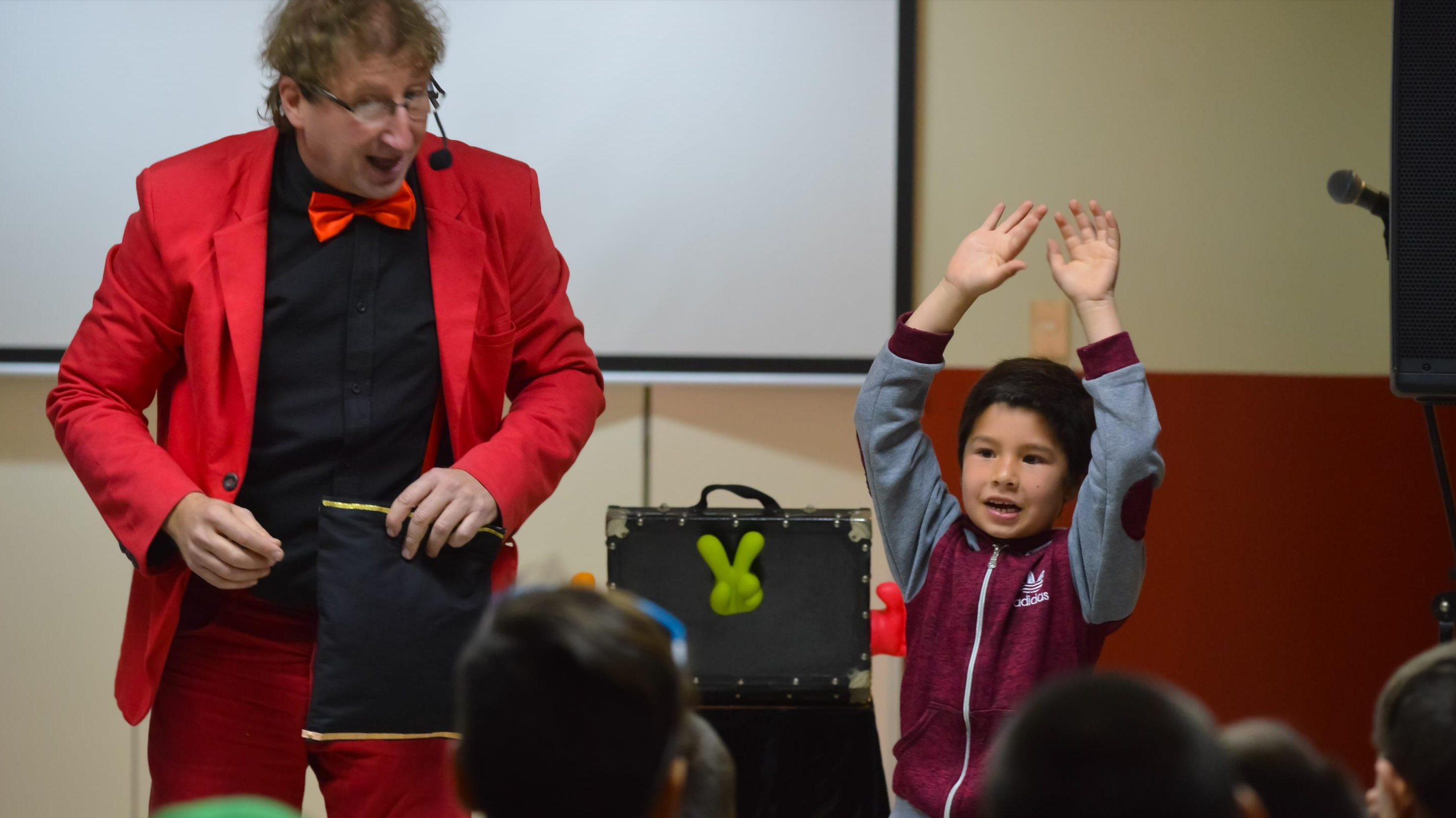 Artista y niño participan en una función especial de Atacamagica Kusiy