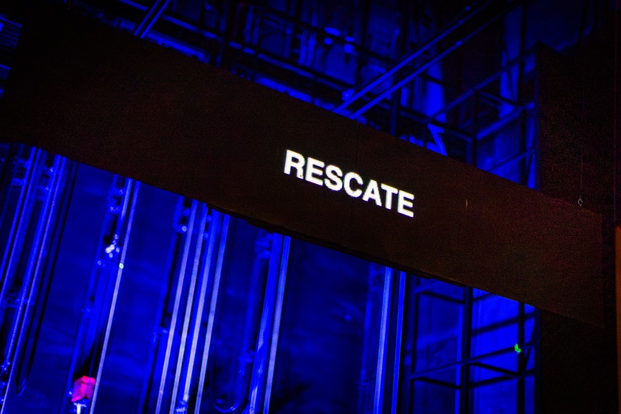 Escenario de Rescate con letrero luminoso