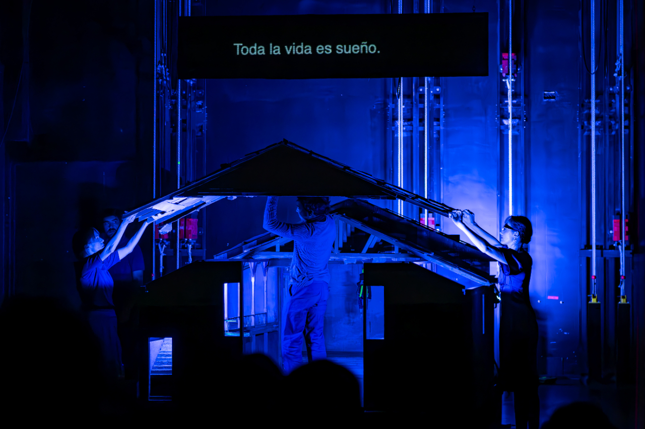 Escena de Rescate con estructura teatral iluminada