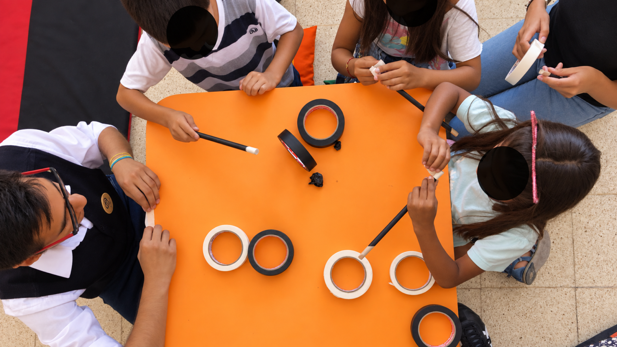 Participantes construyen efectos de ilusionismo